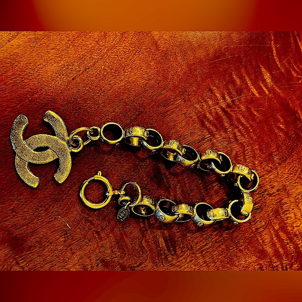 AUTHENTIC CHANEL CHAIN BRACELET. This piece is fabulous and fun to wear.